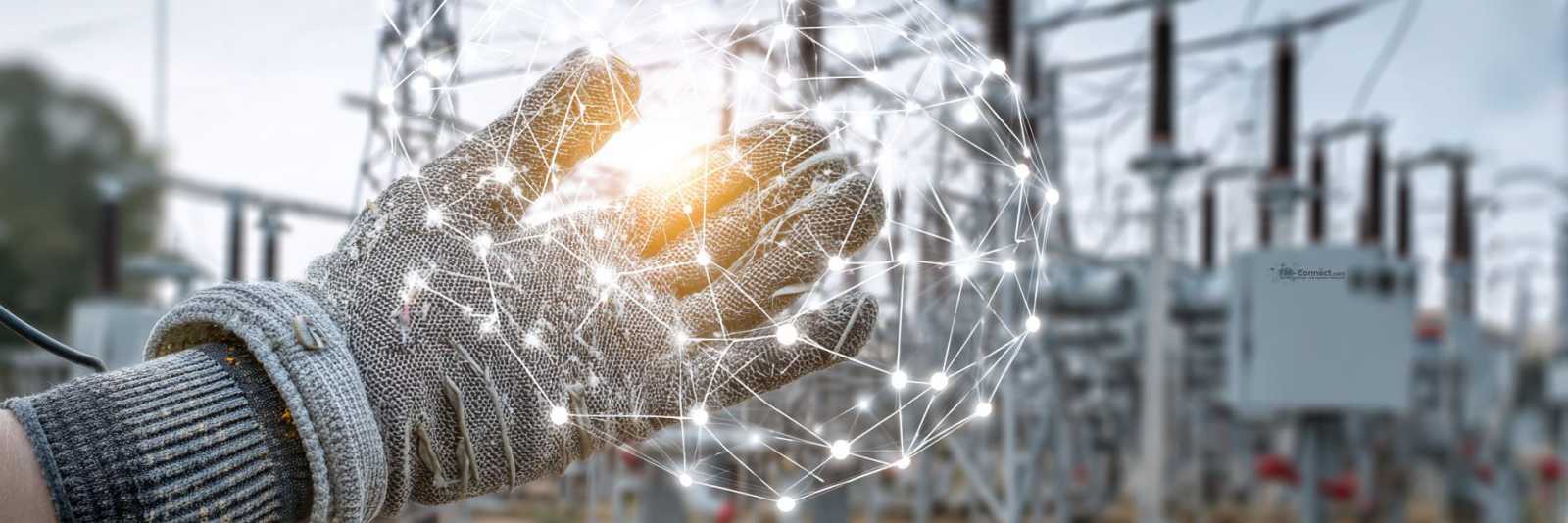 Fachplaner mit Bauzeichnungen für technisches FM‑Konzept im Facility Management